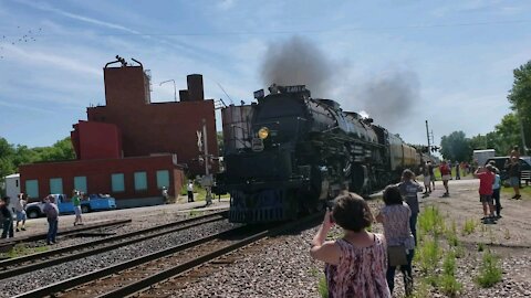 BigBoy 4014 Rumbles through Chelsea, Iowa