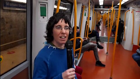 POESÍA EN TIEMPOS DE CORONAVIRUS: El virus del miedo, recitada en el metro de Madrid