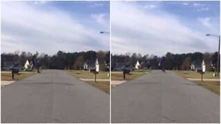 Homem faz salto impressionante sobre rua nos EUA