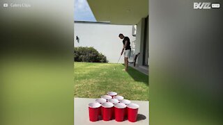 Jovem joga beer pong... com taco de golfe!