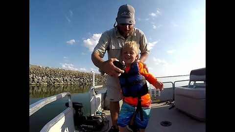 Monster bream, 4 yr old break the Lake Tawakoni Record for Bream. Fishing video, crappie, blue gill