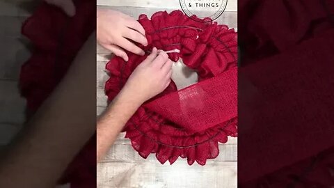 Christmas Burlap Wreath - Shorts - Christmas DIY