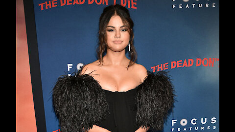 Selena Gomez hits out Facebook