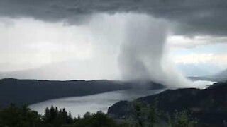 Bomba d'acqua dal cielo mostra il potere devastante della natura