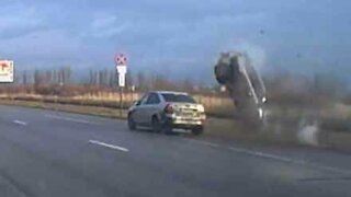 Carro capota em acidente impressionante!