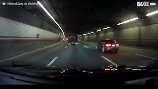 Camião despista-se dentro de um túnel nos EUA