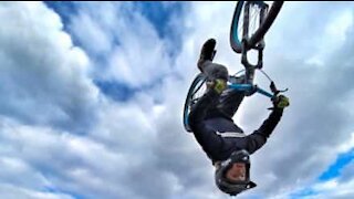 En BMX, ce jeune fait une chute spectaculaire