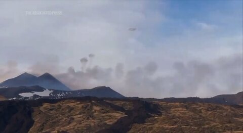 Italy's Mount Etna has amazed onlookers by emitting remarkable "smoke rings" into the sky.