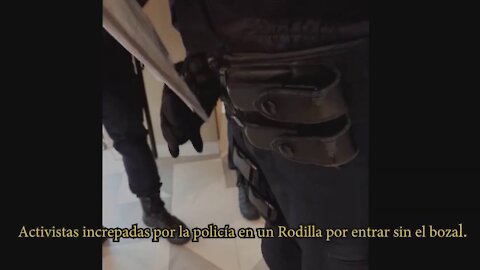 Activistas increpadas por la policía en un Rodilla por entrar sin el bozal