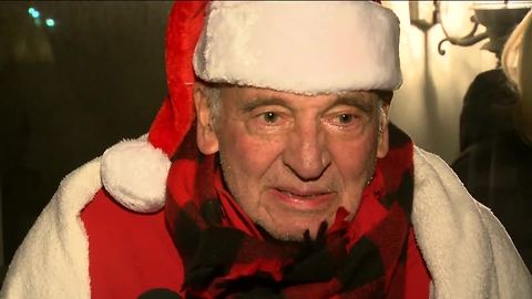 Holiday flash mob surprises terminally ill Waukesha man