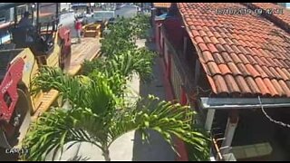 Steamroller slides off trailer during work in Pernambuco