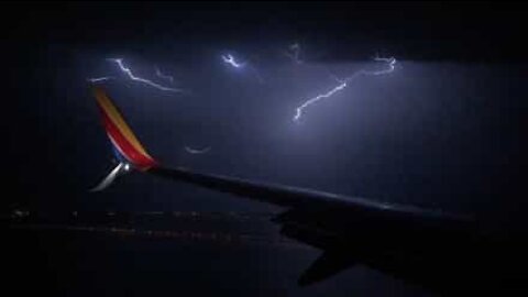 Skremmende tordenvær hindrer fly i å lande