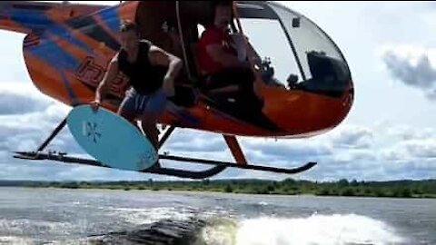 Ce surfeur saute d'un hélicoptère avec sa planche
