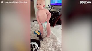 Bebé malandro tenta tirar a sua fralda