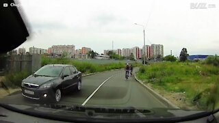 Queda dupla de bicicleta é flagrada por câmera de bordo