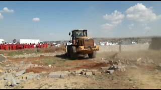 SOUTH AFRICA - Johannesburg - Land grabs in Lenesia (videos) (UwS)