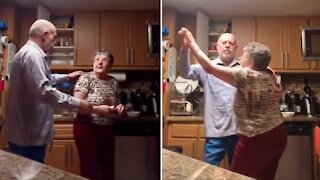 Man shares dance with his mom in this heartwarming clip