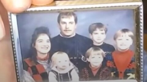 Whyachi kids, what order were they born? Tom is thrown off the stream. Family photo as them as kids.