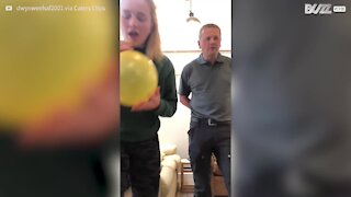 Pai e filha cantam com hélio