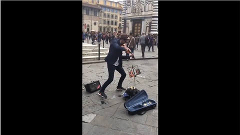 Street artist dazzles spectators with epic violin performance