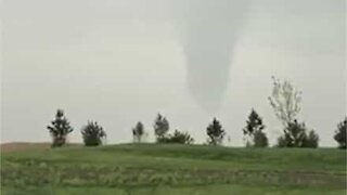 Formação de tornado é captada no Canadá