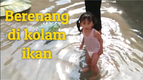 Berenang di kolam ikan