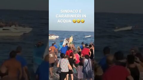 SINDACO E CARABINIERI IN ACQUA 🤣🤣🤣