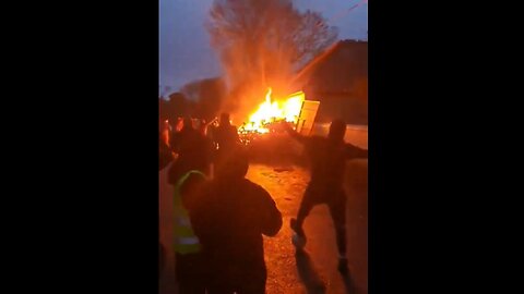 Irish folk set fire to the reception center for invaders in Newtown