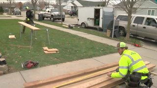 Waukesha construction worker volunteers services to build wheelchair ramps for parade victims