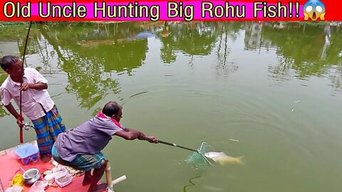 দেখুন বৃদ্ধ লোক কিভাবে বড় রুইমাছ শিকার করে😱Old Man Hunting Big Rohu fish🐬Village Hook Fishing Video