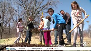 OPPD helps elementary students grow a love for Arbor Day with early celebration
