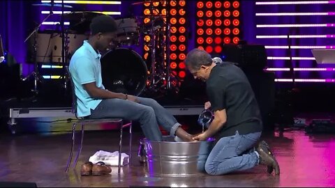 Pastor Washes Black Kids Feet as he Apologizes for White History [Anti White]