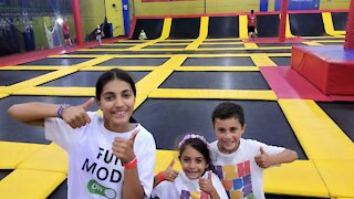 TRAMPOLINE PARK CHALLENGE! Family Fun video