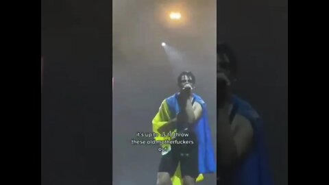 Популярний британський рок-музикант Yungblud на концерті назвав путіна старим вироком."Fuck Putin!"