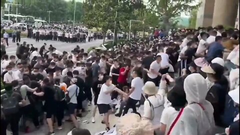 Citizens storm the Bank of China in Zhengzhou over bank account freezes