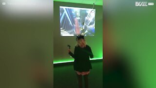 Cette femme se perd totalement dans la réalité virtuelle