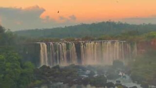 Já viu o pôr do sol nas Cataratas do Iguaçu?