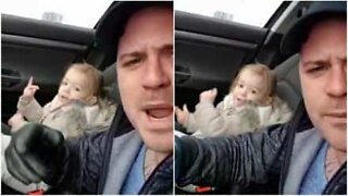 Pappa och tvååring diggar loss till musik i bilen