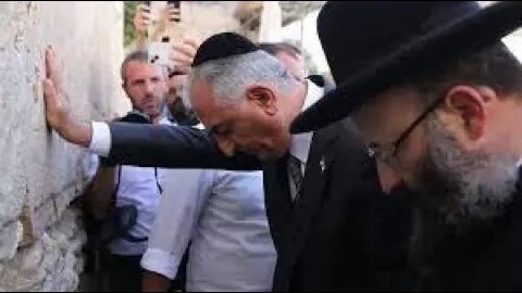 URGENT NEWS! CROWN PRINCE OF IRAN PRAYS WITH RABBIS AT WESTERN WALL FOR “PEACE, FREEDOM, & SECURITY”