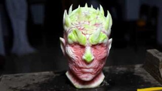 artist gjør vannmelon om til skulptur av karakter fra'Game of Thrones'