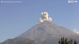 Eruption från vulkanen Popocatépetl i Mexiko