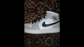 Jordan 1 mid light smoke grey