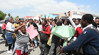 SOUTH AFRICA - Cape Town - Silversands and Mfuleni residents clash over school(Video) (n2Z)