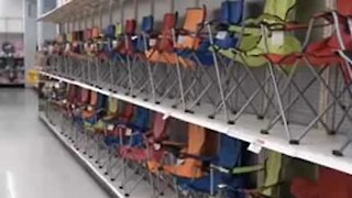 Butik fylder alle hylder med sammenklappelige stole