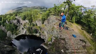 Cet homme saute en parachute dans une carrière abandonnée