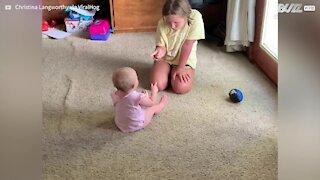 Une petite fille et un bébé se disputent d'une adorable façon
