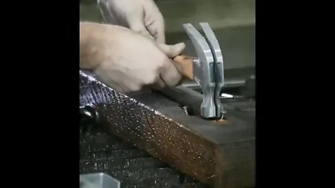Agua a presión cortando un martillo 🔨