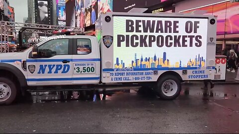 TIMES SQUARE NEW YORK CITY🌇🚶‍♀️👛🚶🏻⚠️🚔👮‍♂️BECOMES PICKPOCKET ZONE🚓👮🏻‍♀️🌃🚶‍♂️👝🏃‍♀️🚨💫