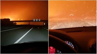 Auto attraversa un incendio gigante in piena autostrada