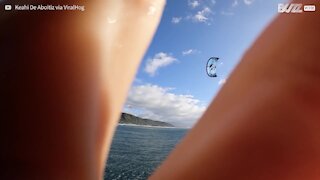 Kitesurfer apanha tubo de onda no Havai